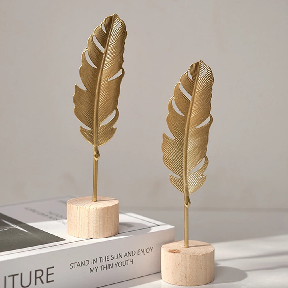 Escultura de folhas douradas para decoração
