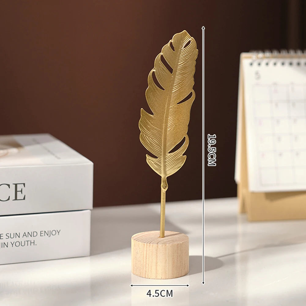 Escultura de folhas douradas para decoração