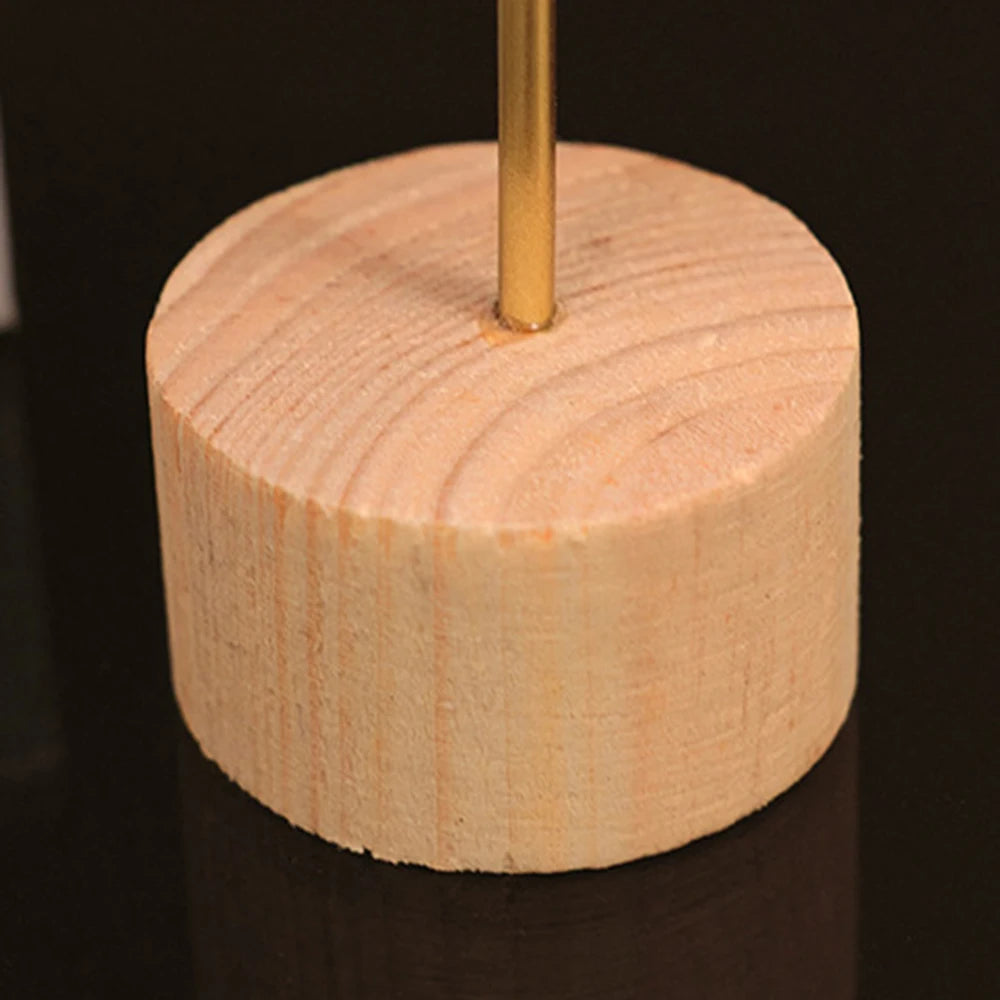 Escultura de folhas douradas para decoração